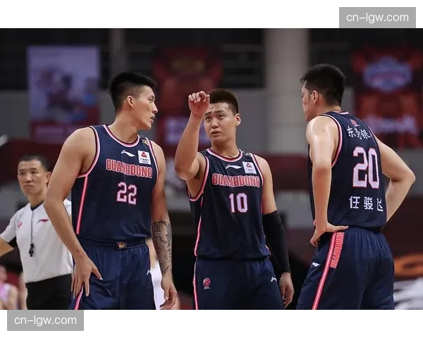 上海久事九连胜含金量足 首节33比8攻击波击溃青岛